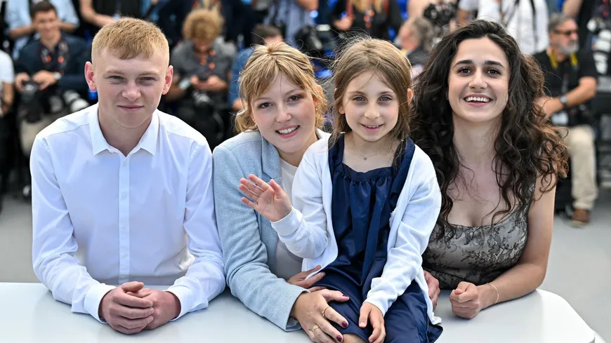 Photo illustrant Louise Courvoisier accompagnée des acteurs principaux du film.